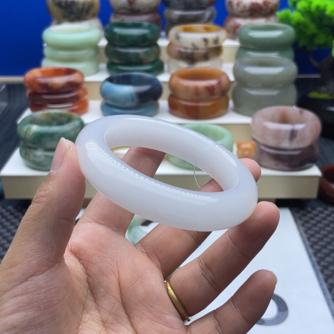 石英质玉手镯未镶嵌