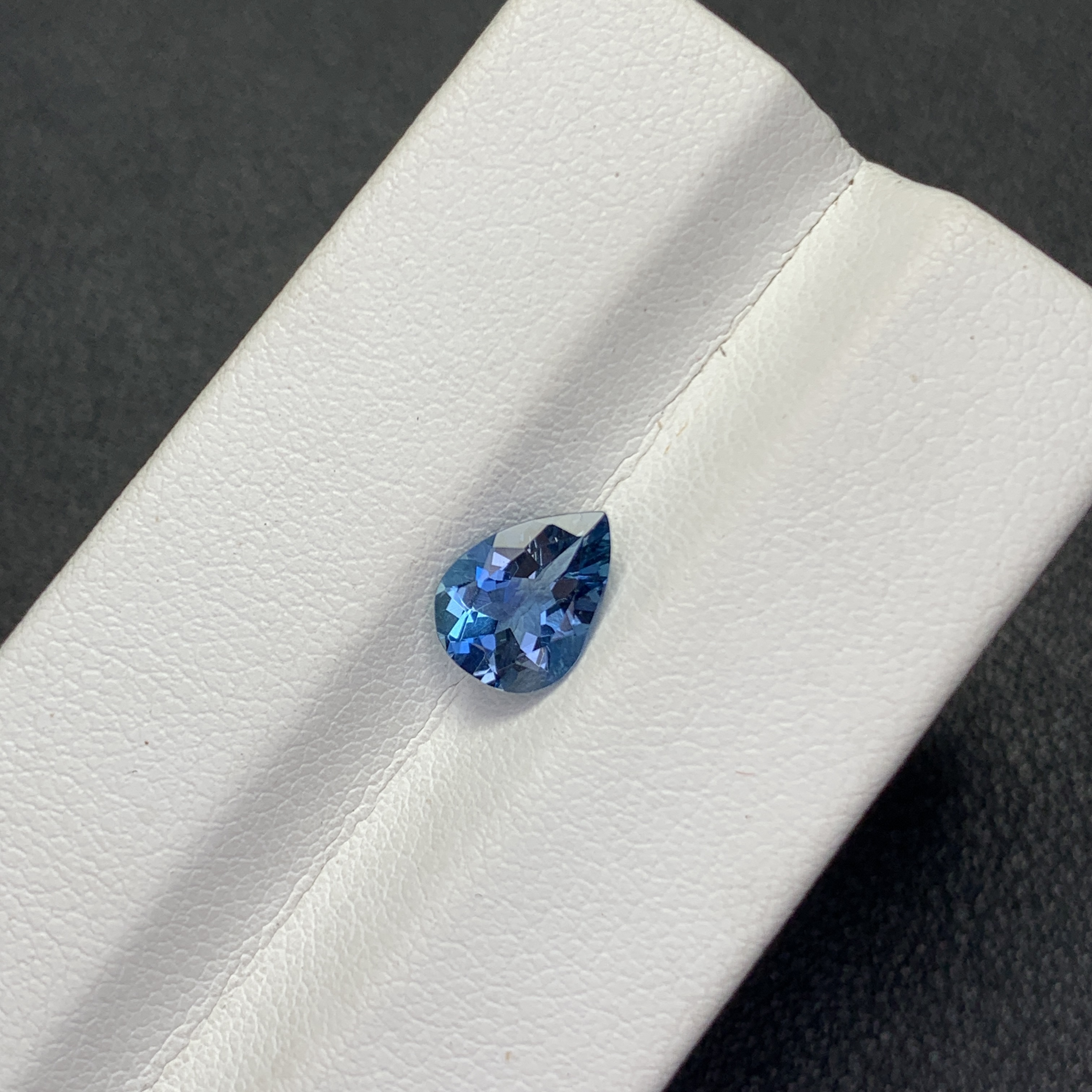 1.04ct天然超级圣玛利亚海蓝宝裸石全净无瑕满火彩带吉尔德证书