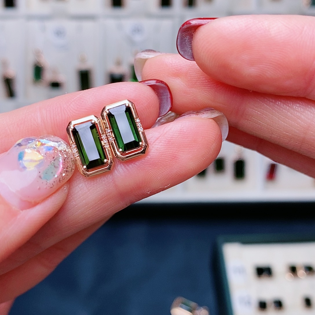 碧玺耳钉深色18K金镶嵌