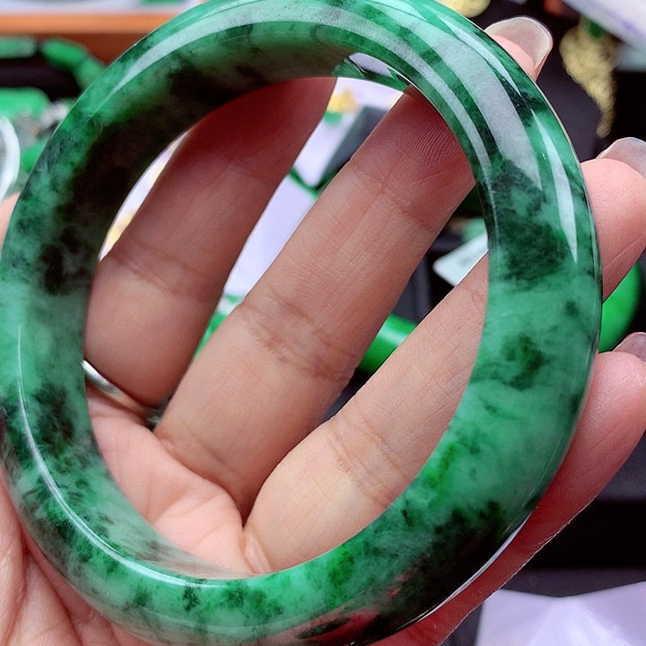 翡翠手镯未镶嵌翡翠
