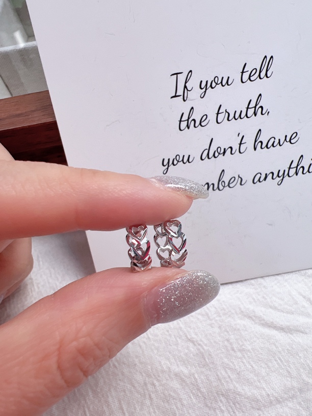 925银耳饰 精工厂时尚百搭精致ins电白爆闪车花镂空爱心银耳饰