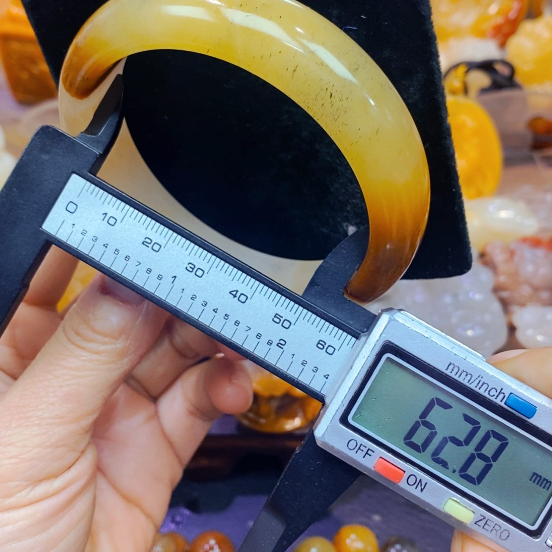 未镶嵌石英质玉（黄龙玉）颈饰