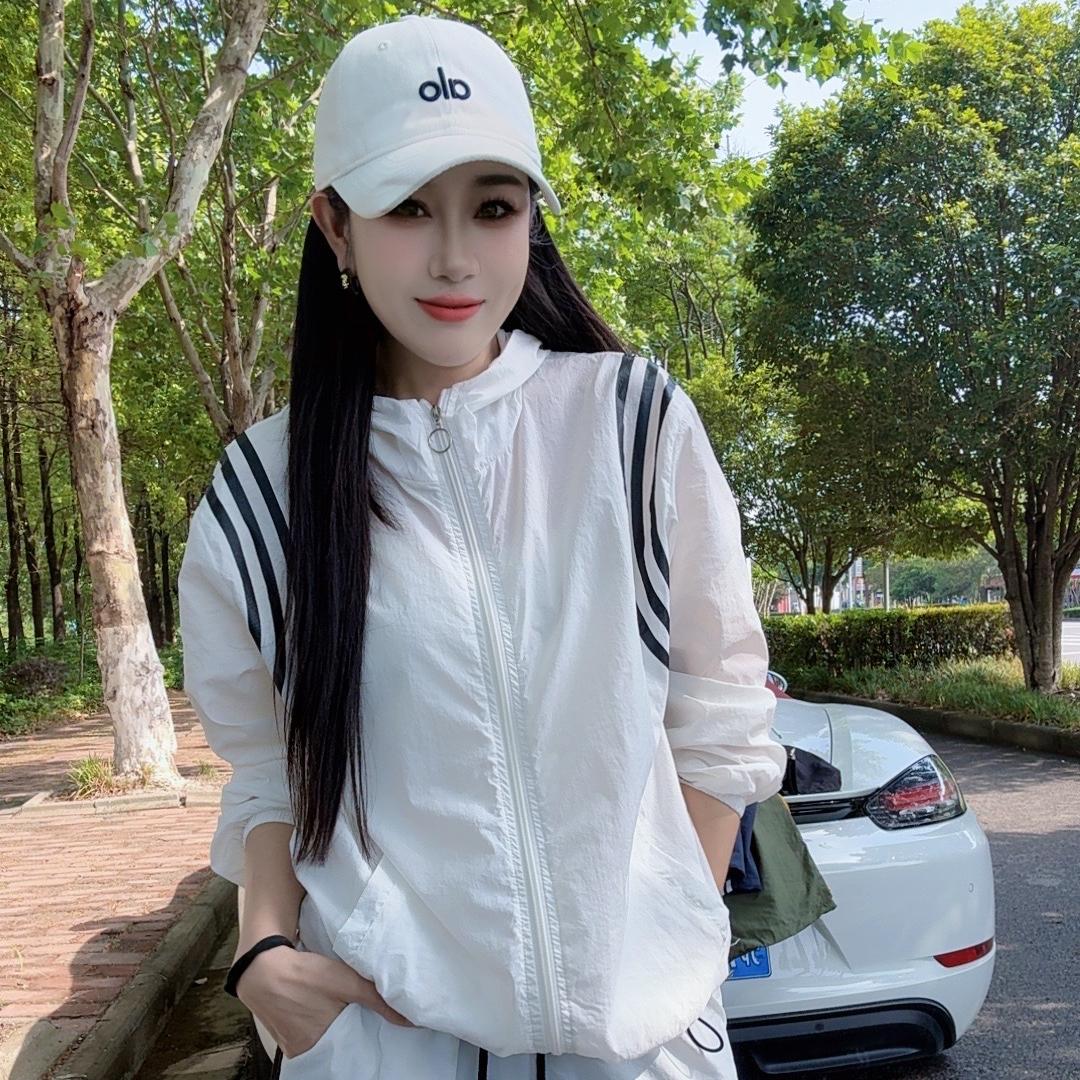 2025新款三条杠防晒衣夏天薄款连帽百搭宽松洋气外套上衣女外套