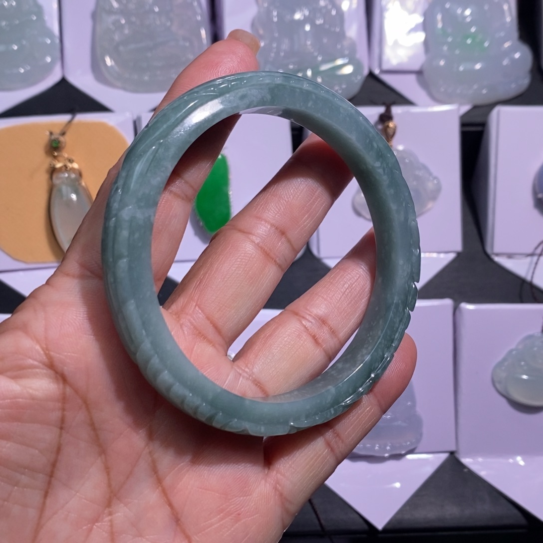 翡翠未镶嵌颈饰手镯