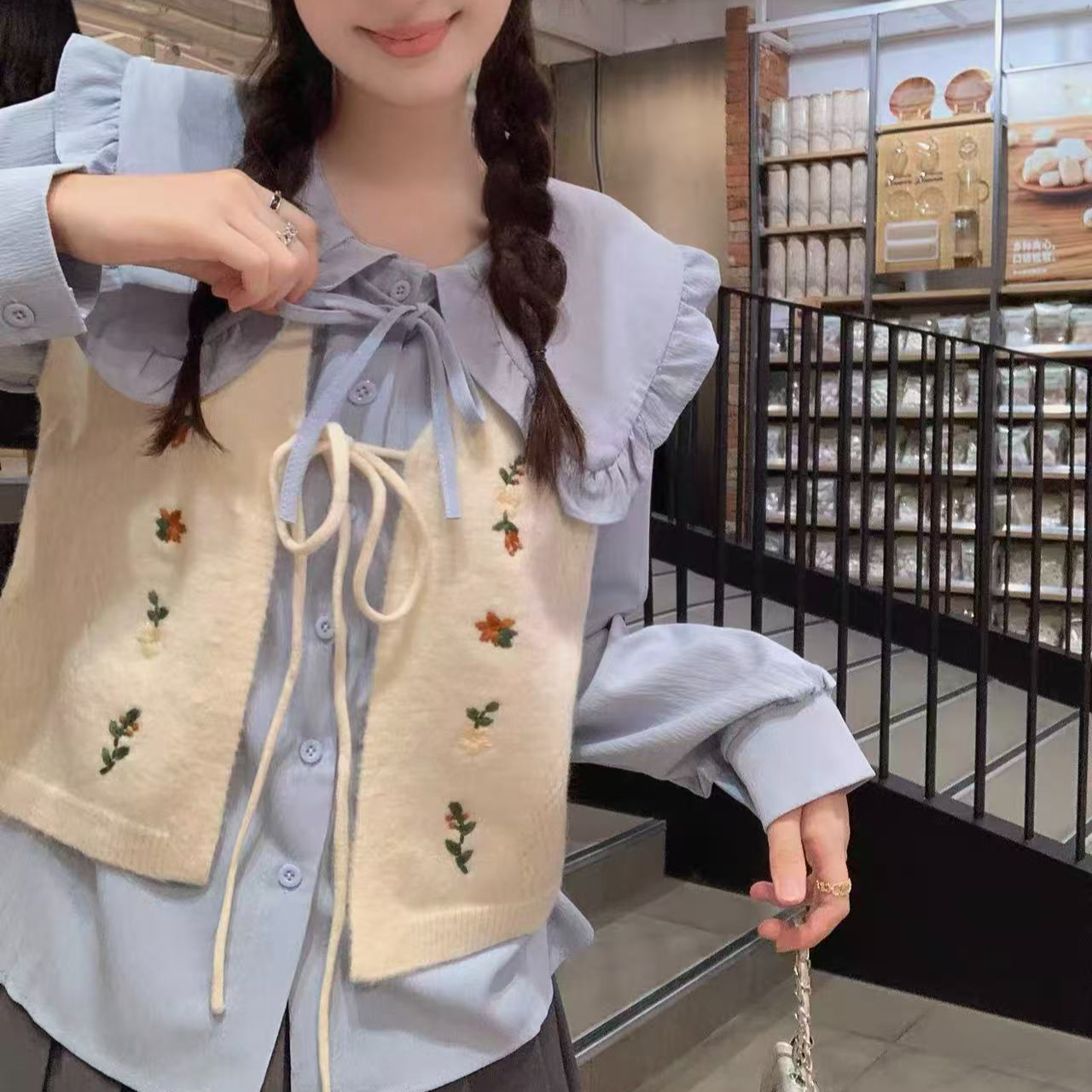 高级感甜美刺绣图案针织马甲坎肩娃娃领衬衫真两件套