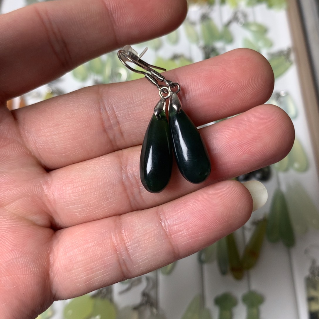 蛇纹石玉耳环未镶嵌蔷**恋