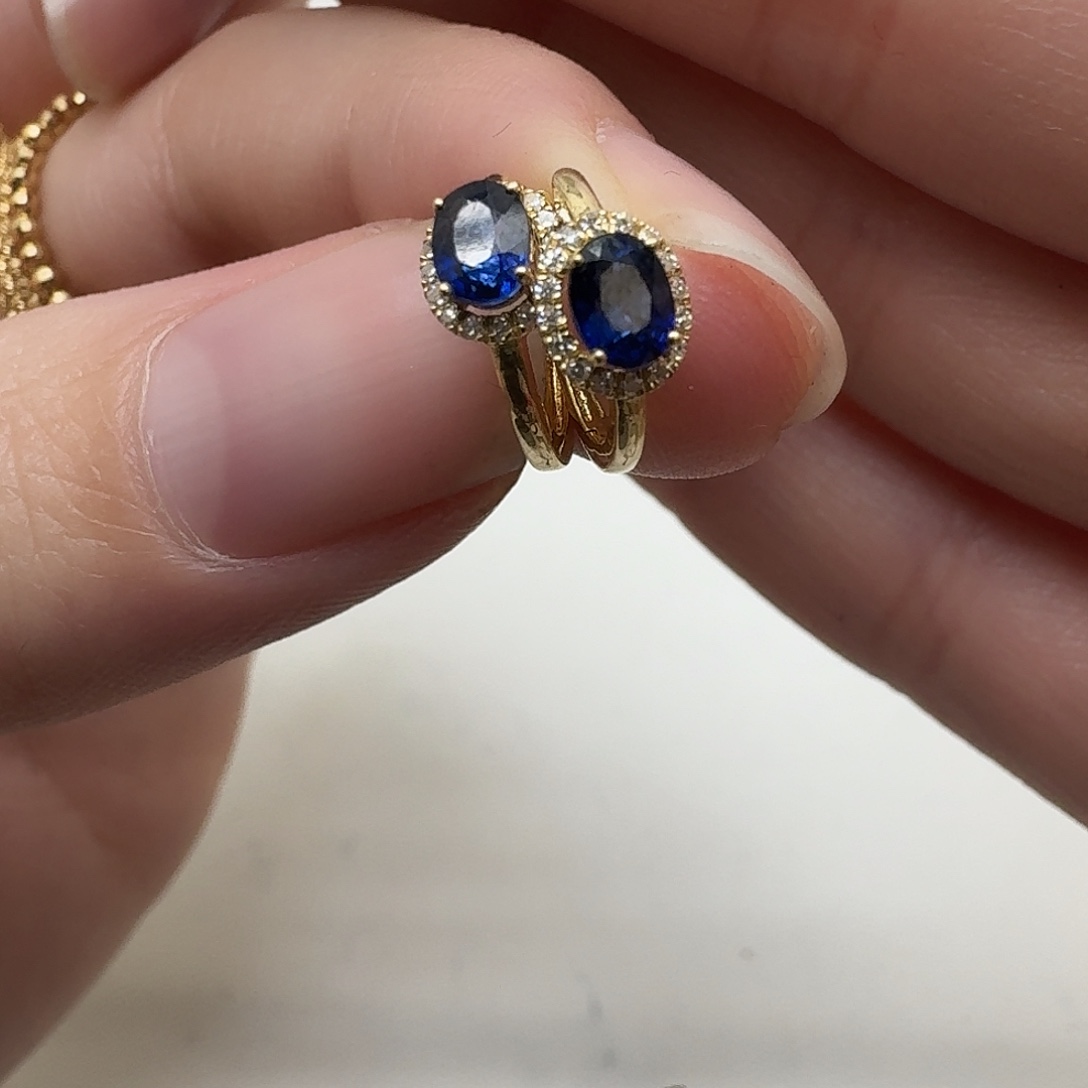 18K金镶嵌蓝宝石耳饰