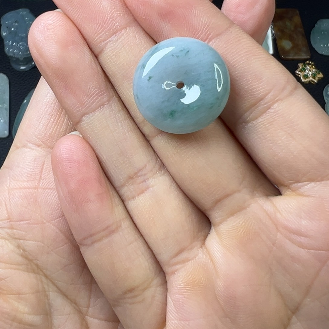 翡翠颈饰未镶嵌平安扣