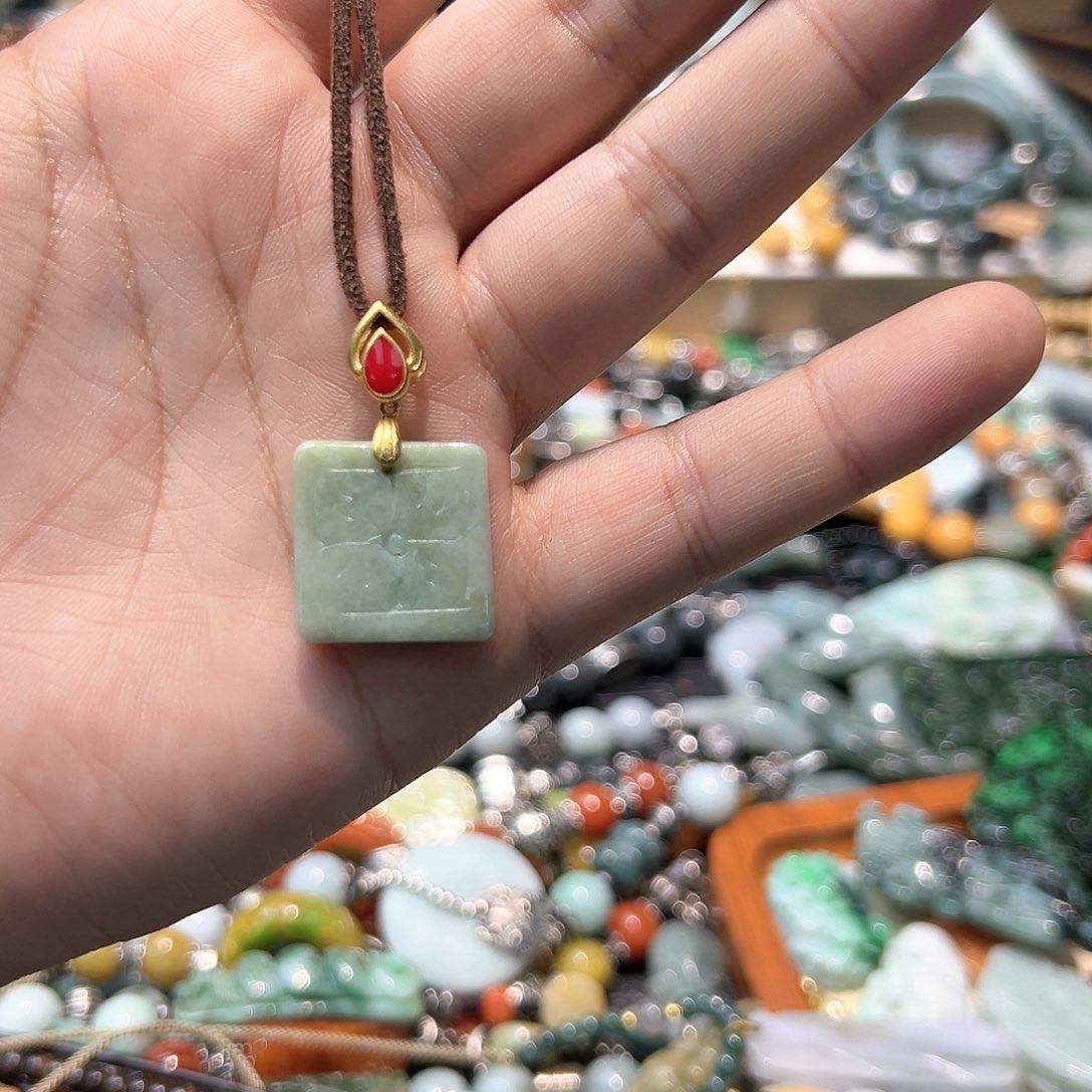 翡翠颈饰未镶嵌吊坠