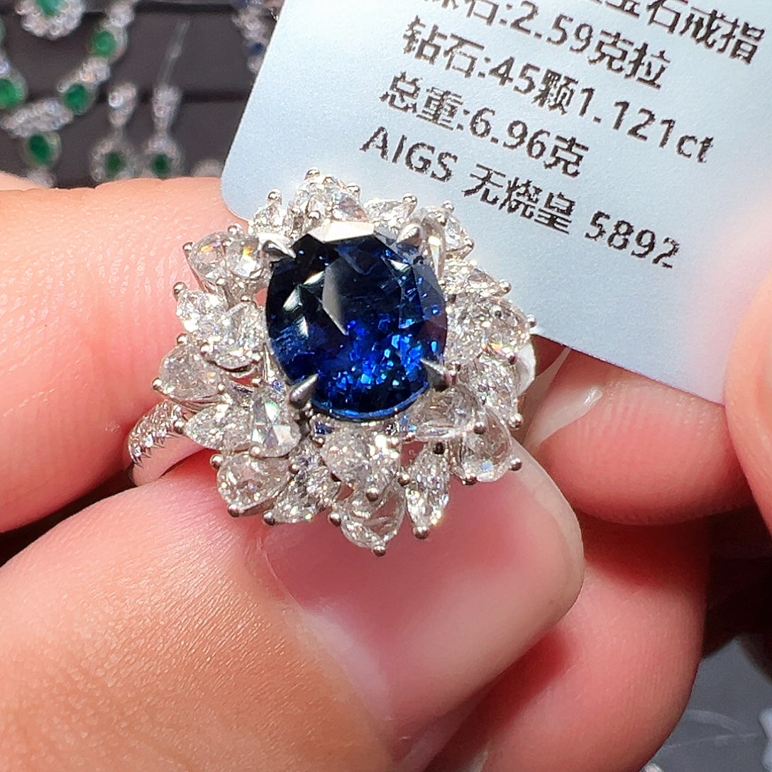 18K金镶嵌戒指蓝宝石