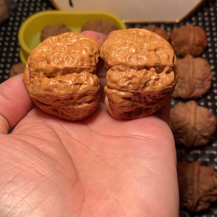 ·***生文玩核桃把件大八腿大凹底