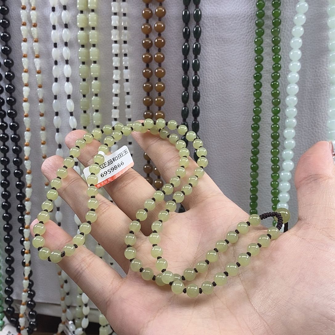 苏***馆和田玉未镶嵌颈饰