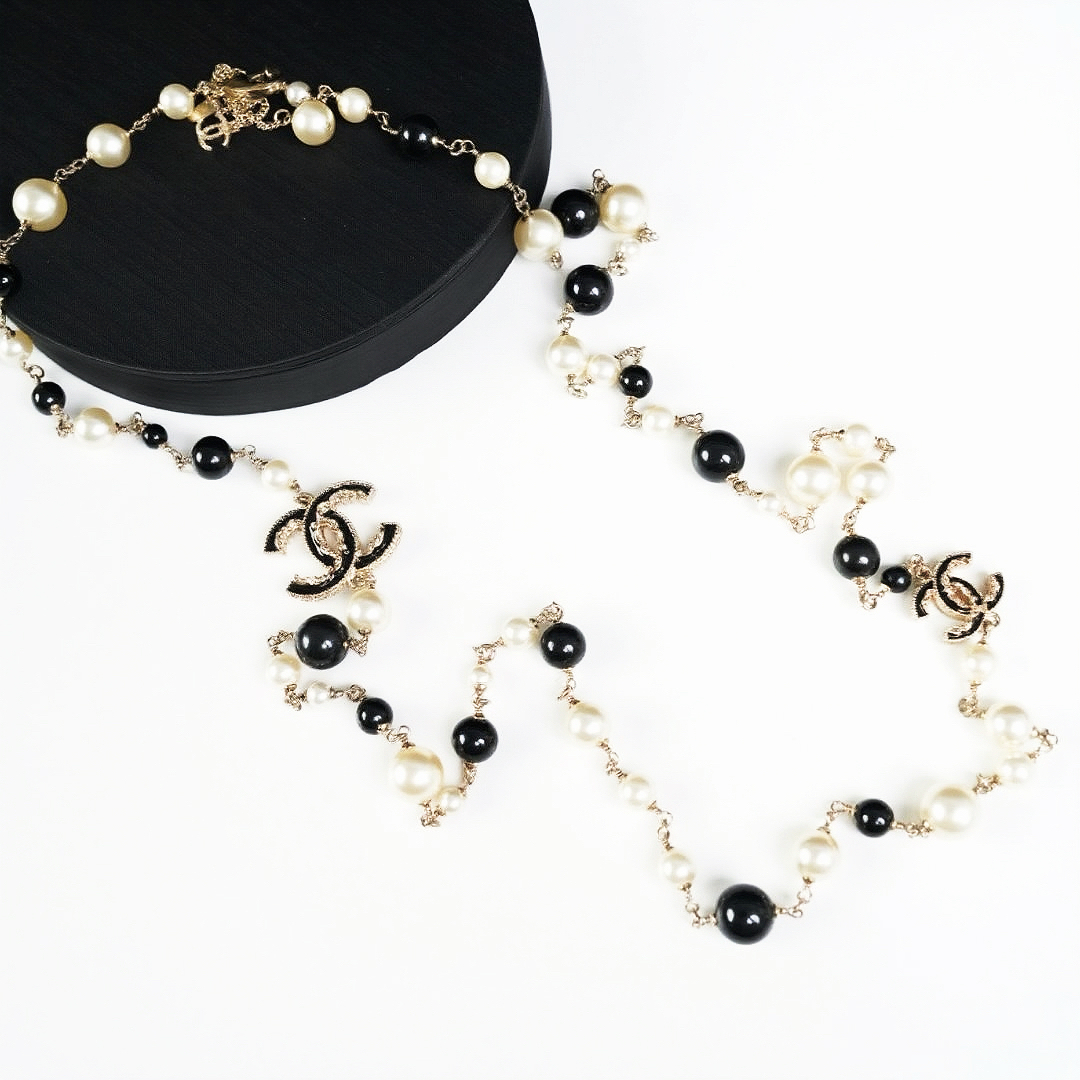 Chanel 珐琅双C黑白珠项链