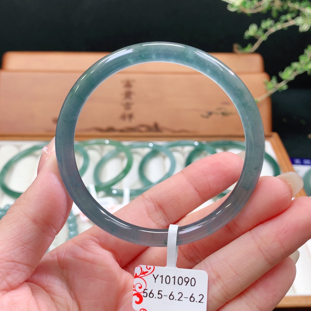 翡翠手镯未镶嵌天然