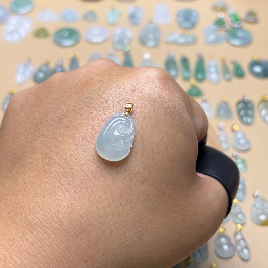 翡翠颈饰18K金镶嵌如意