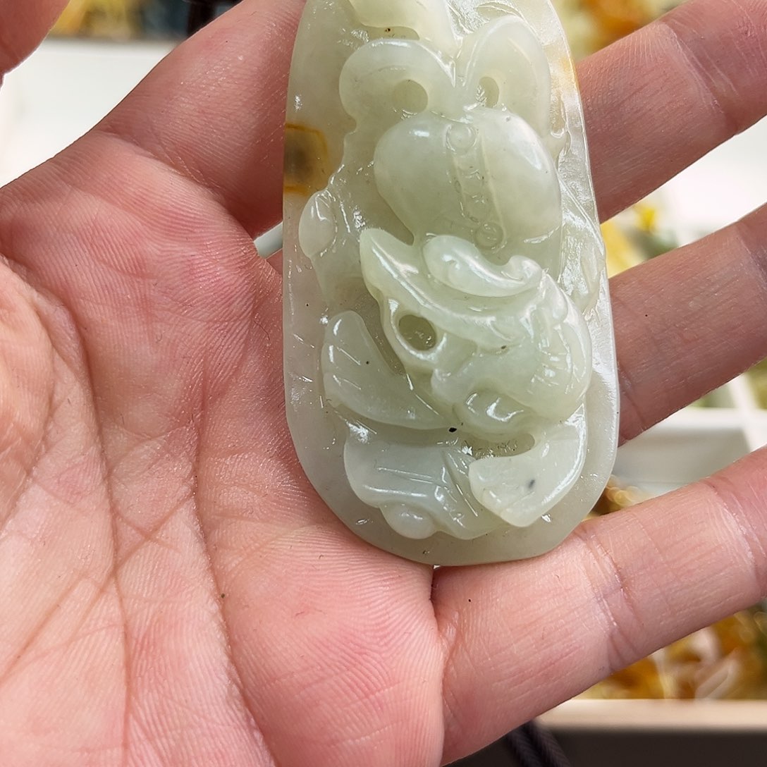 蛇纹石玉颈饰未镶嵌