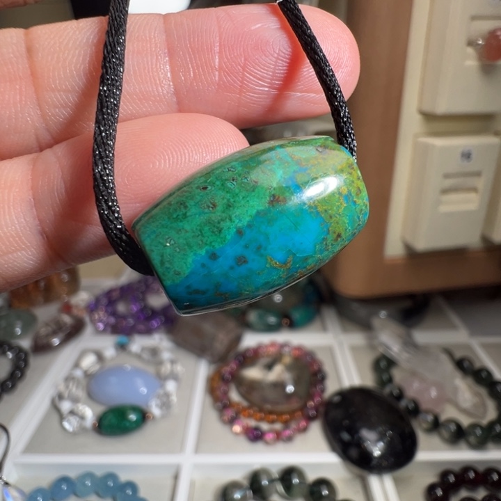 孔雀石未镶嵌颈饰天然硅孔雀石