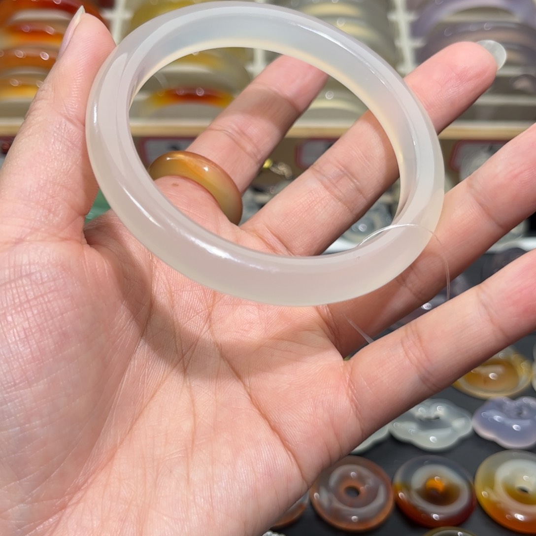 玛瑙/玉髓手镯未镶嵌60