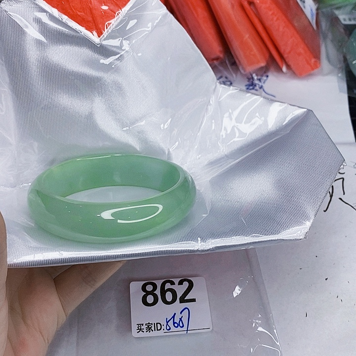 翡翠未镶嵌手镯一图一物实物为准（微瑕处理）