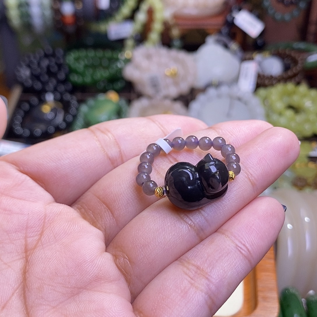 和田玉未镶嵌颈饰浓烟紫老矿料趴趴猫戒指