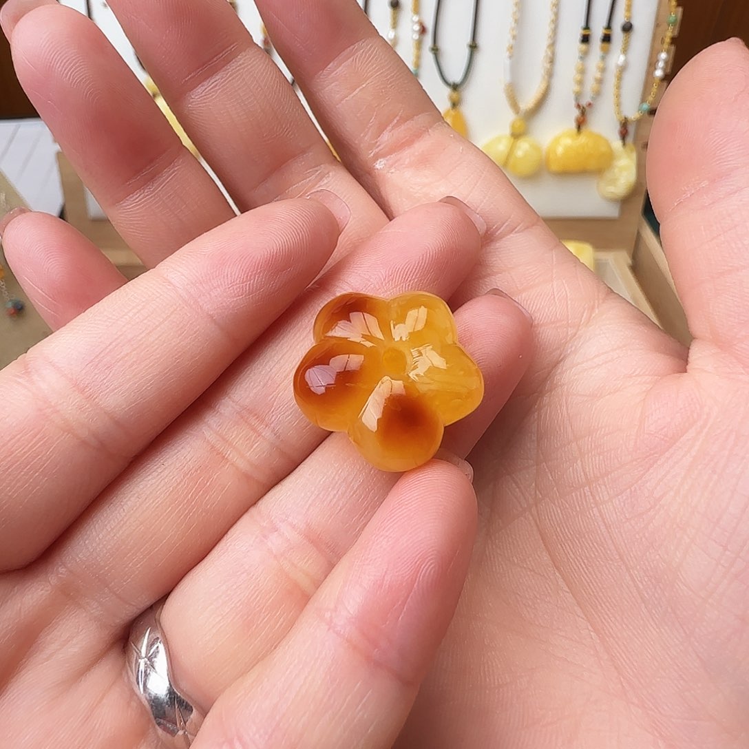 琥珀颈饰未镶嵌花