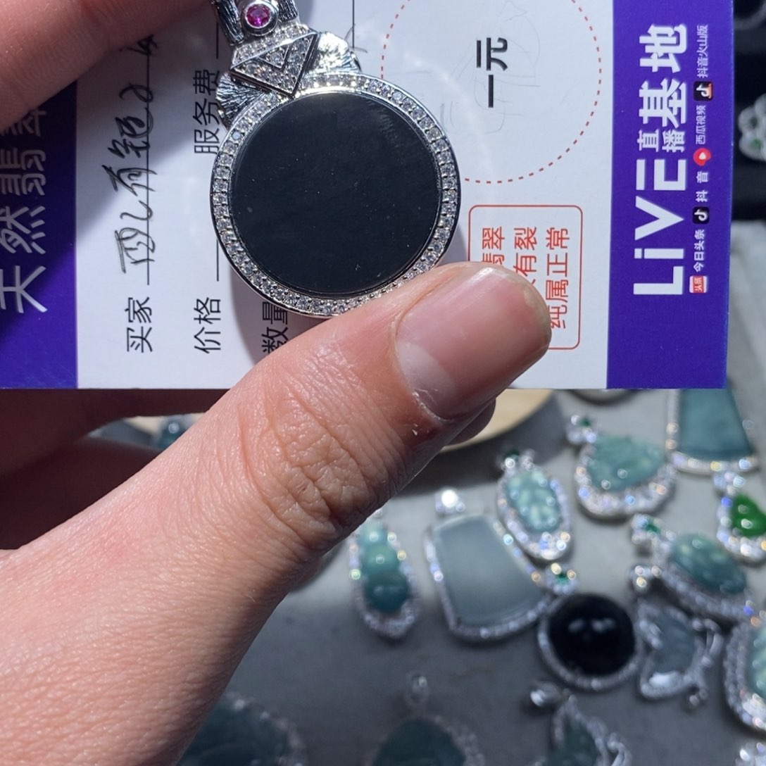 翡翠颈饰未镶嵌翡翠