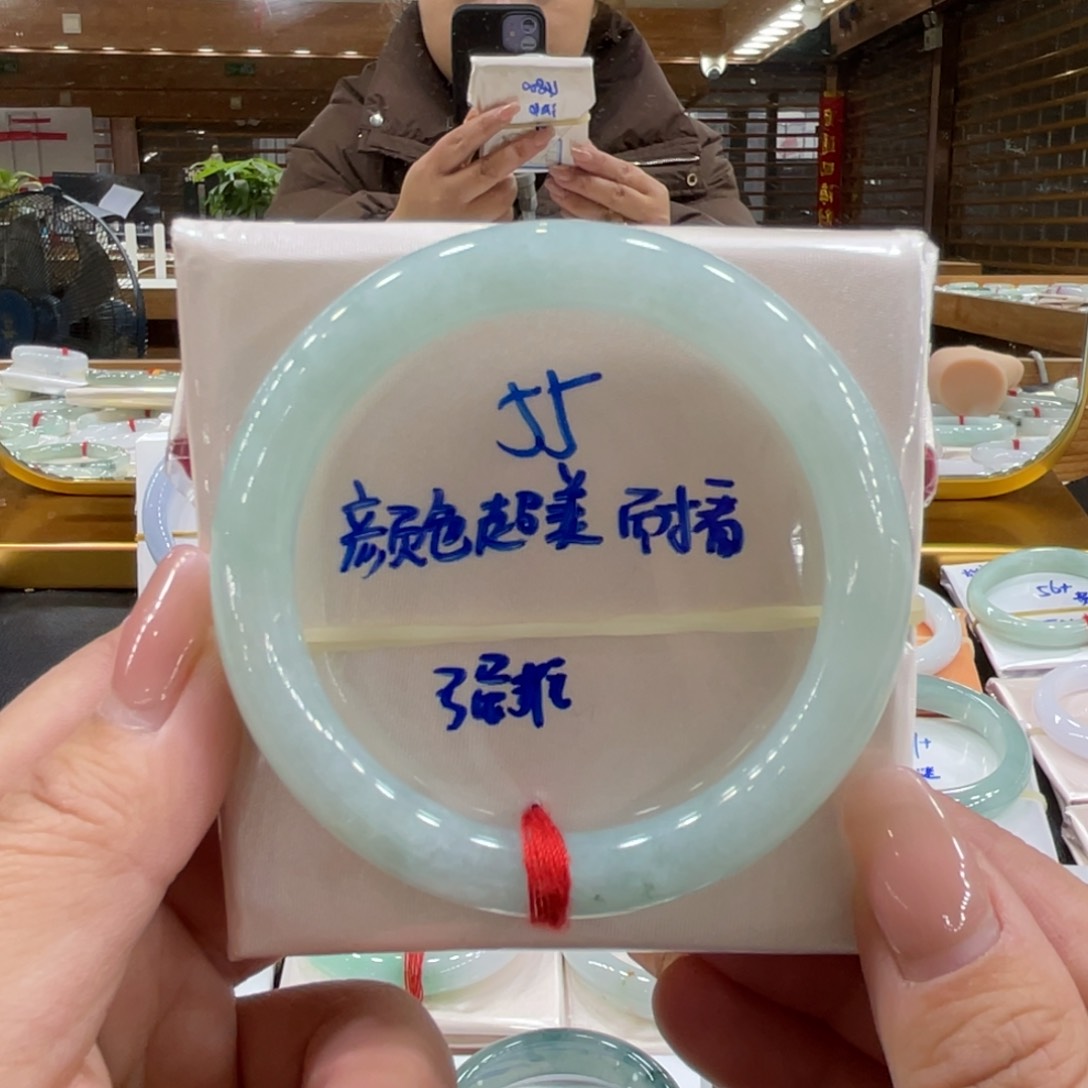 翡翠手镯未镶嵌翡翠