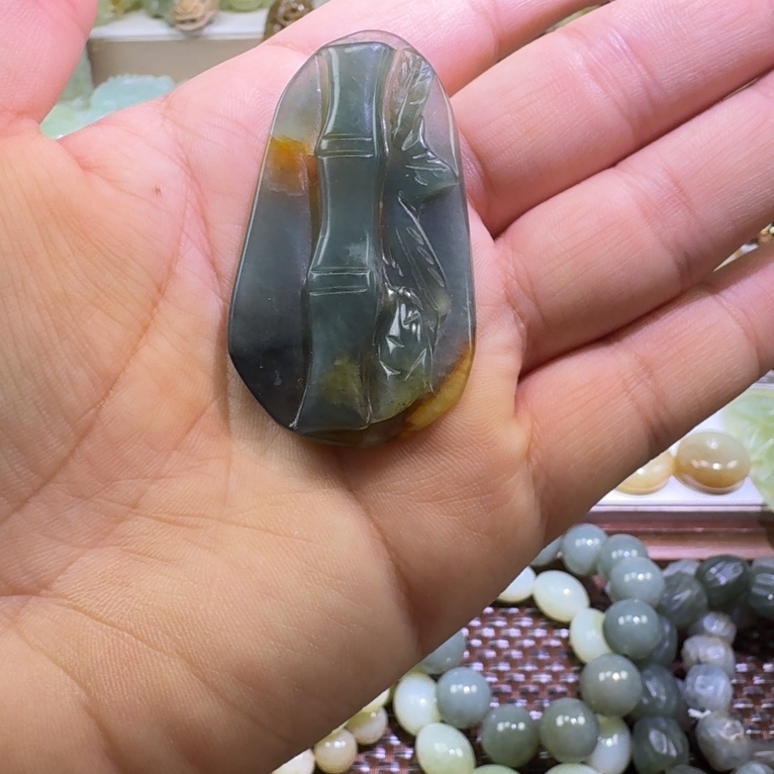 蛇纹石玉未镶嵌颈饰