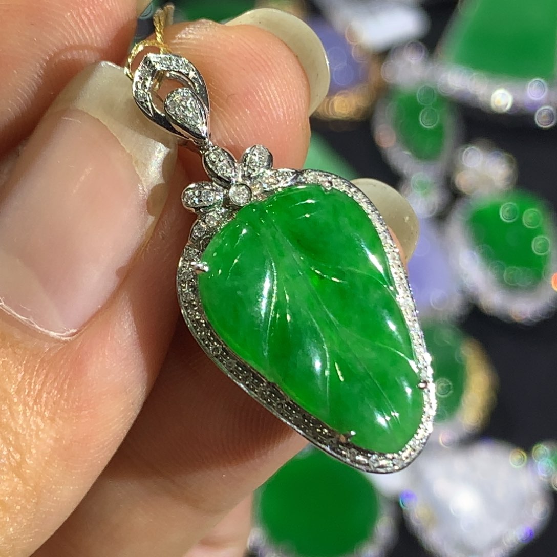 翡翠18K金镶嵌颈饰7、