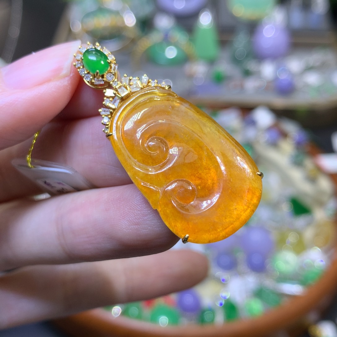 颈饰18K金镶嵌翡翠