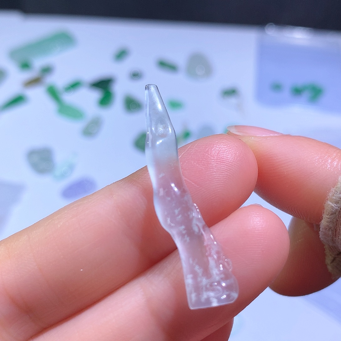 翡翠颈饰未镶嵌梅花枝