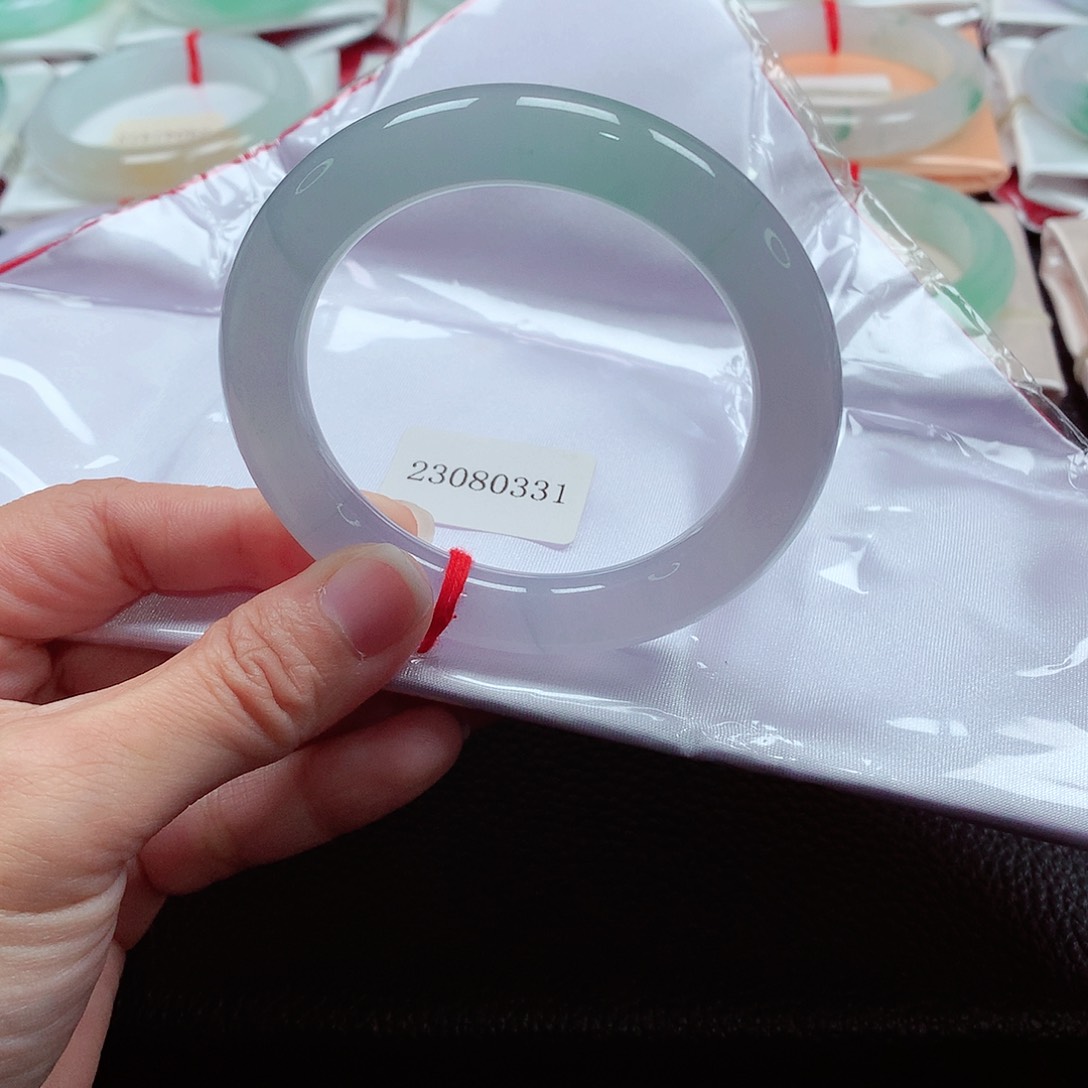 翡翠手镯（圆镯）未镶嵌天然A货翡翠手镯