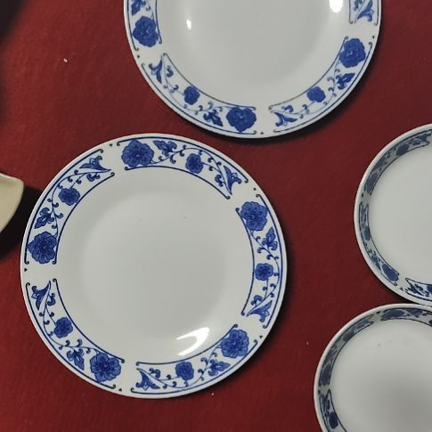 瓷片瓷片，各种摆件，盘，碗，沙锅，均有瑕疵。