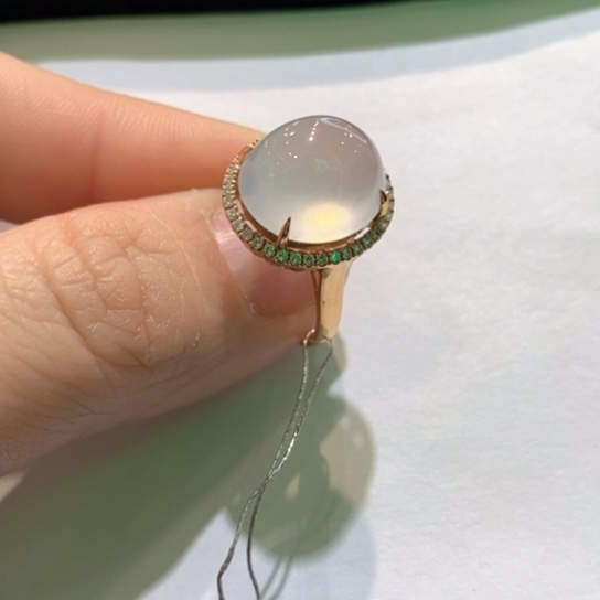 翡翠戒指18K金镶嵌翡翠白冰戒指