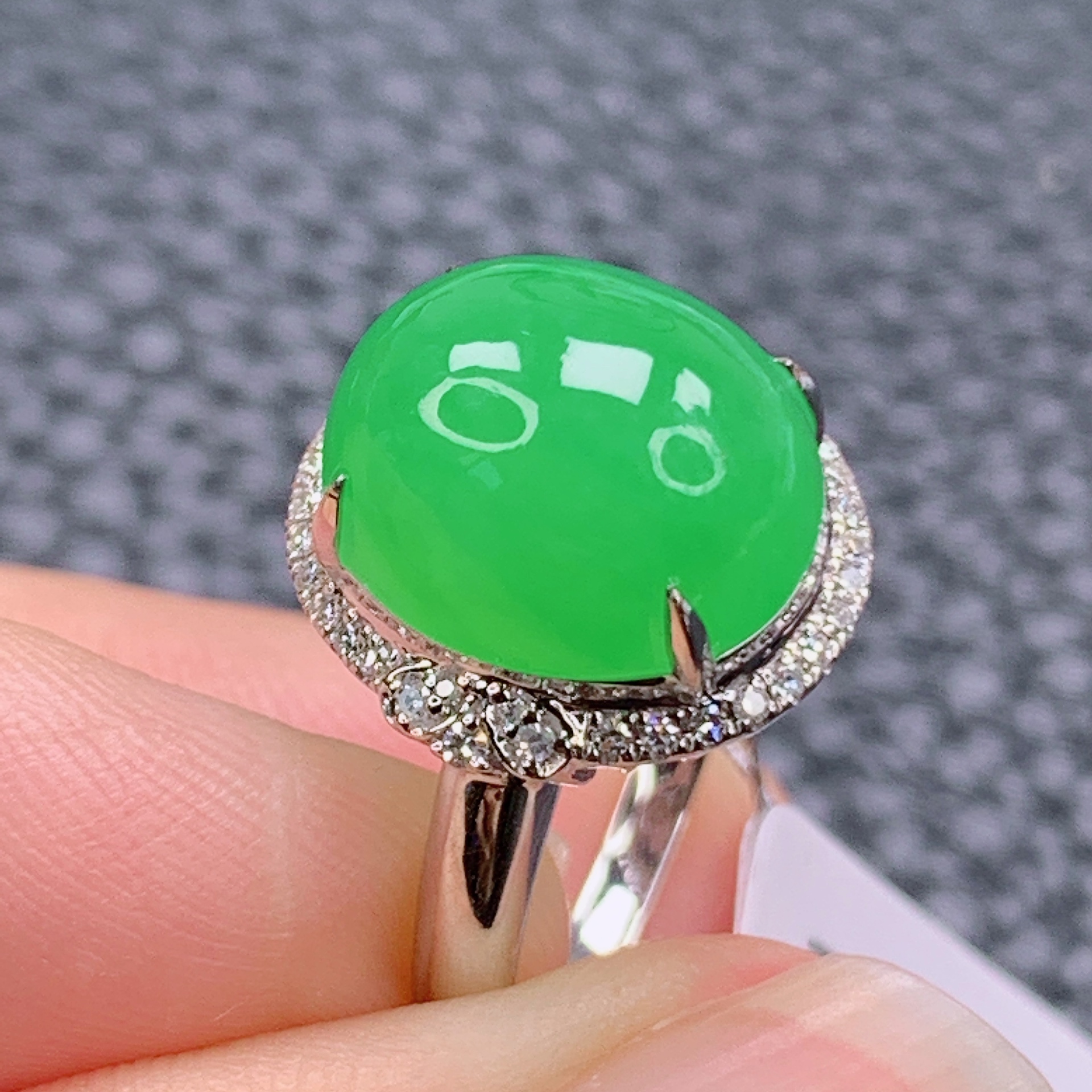 天然缅甸A货翡翠满阳绿大蛋面戒指满色18k金镶嵌12.6*10.6*8.2mm