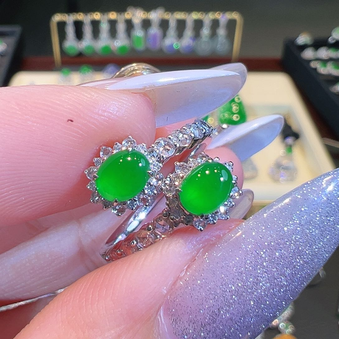 翡翠戒指18K金镶嵌翡翠