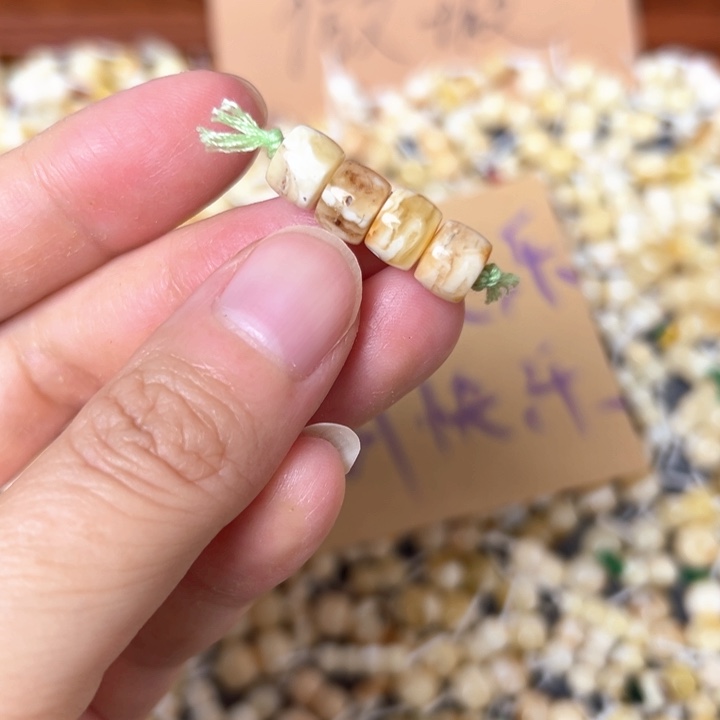 蜜蜡未镶嵌裸石7.6mm一组