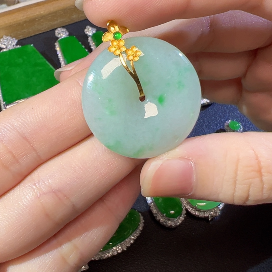 翡翠18K金镶嵌颈饰