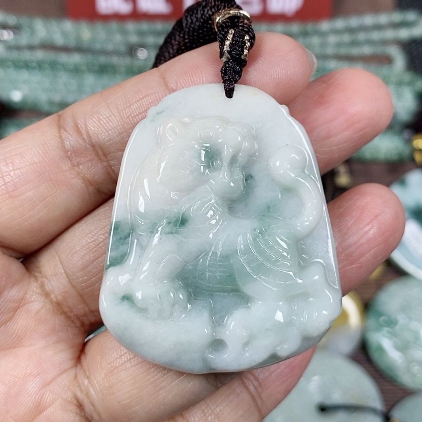 【闪购商品】翡翠颈饰未镶嵌玉吊坠翡翠玉上山虎牌