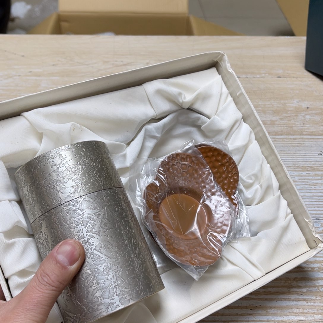 瓷片密密麻麻地写在了