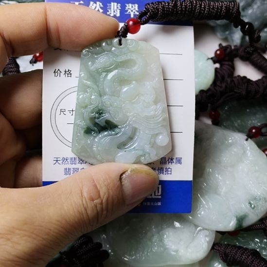 翡翠未镶嵌颈饰挂件