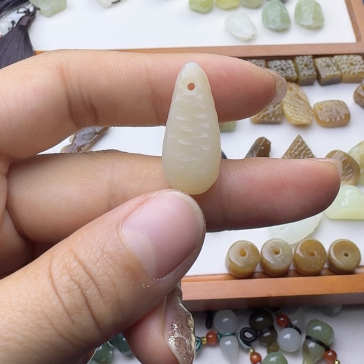 娟***儿和田玉未镶嵌挂件