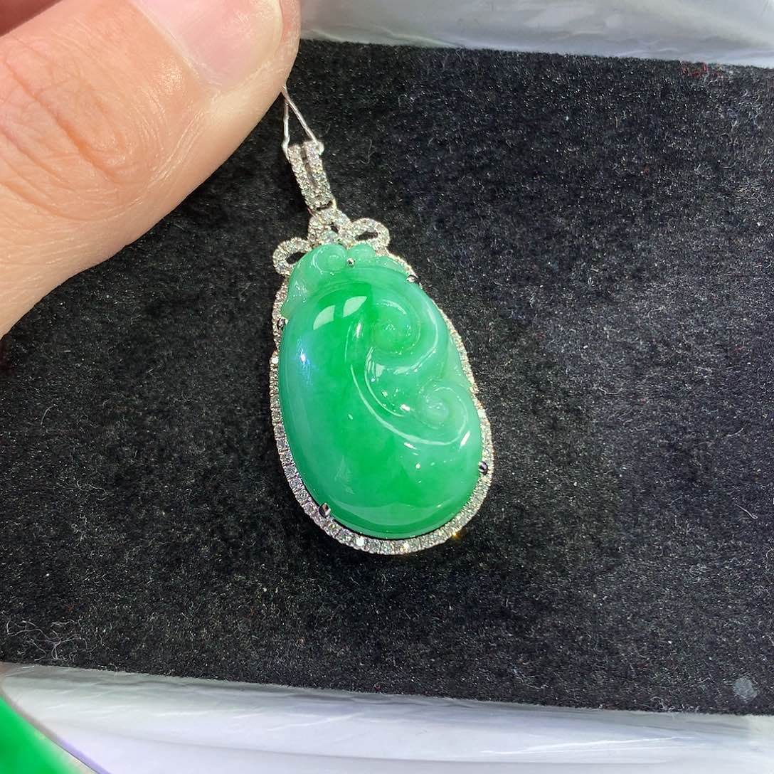 翡翠18K金镶嵌吊坠(赠链)春***?