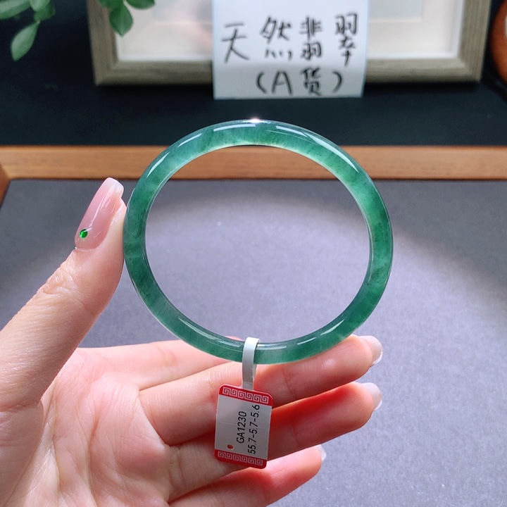 翡翠手镯未镶嵌天然翡翠手镯