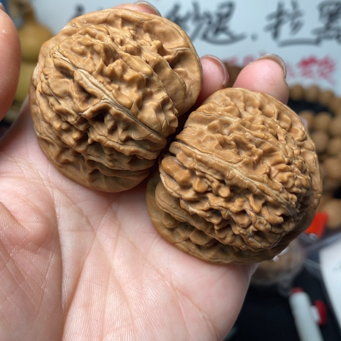 文玩核桃吊坠阿****?四座楼