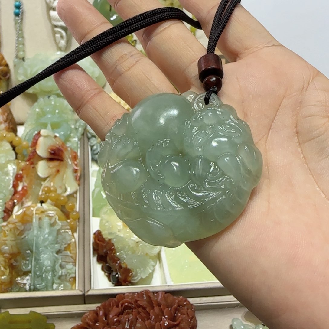 未镶嵌蛇纹石玉吊坠