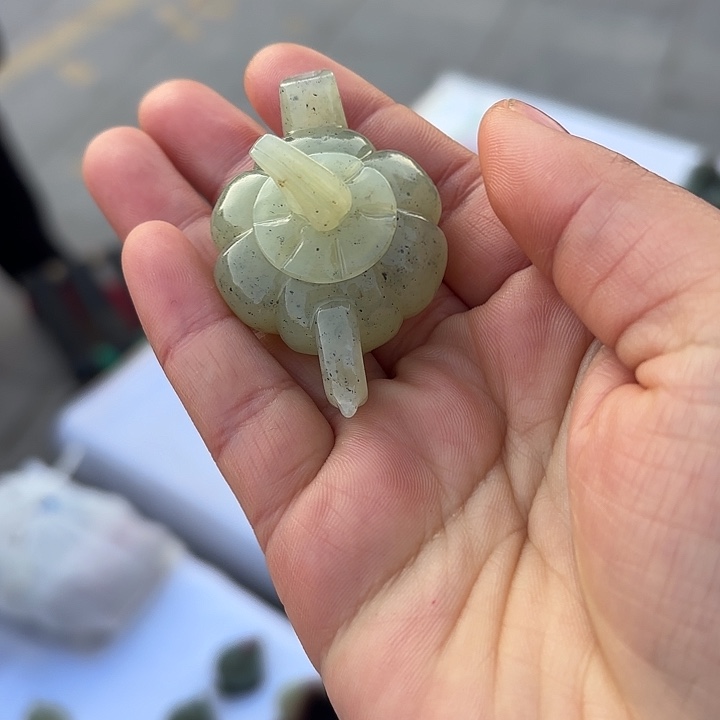 人***此和田玉未镶嵌颈饰