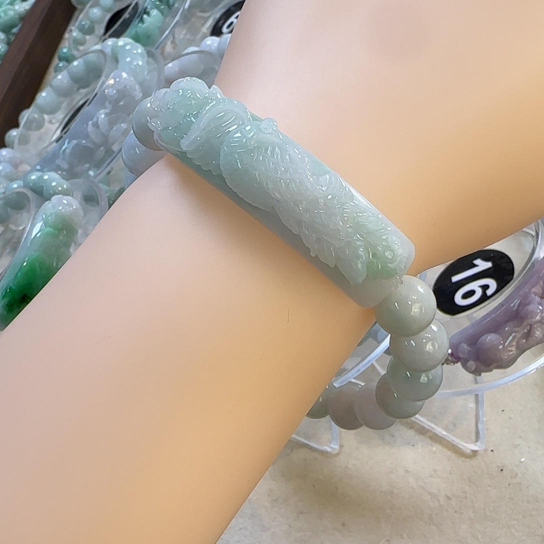 翡翠未镶嵌颈饰手牌