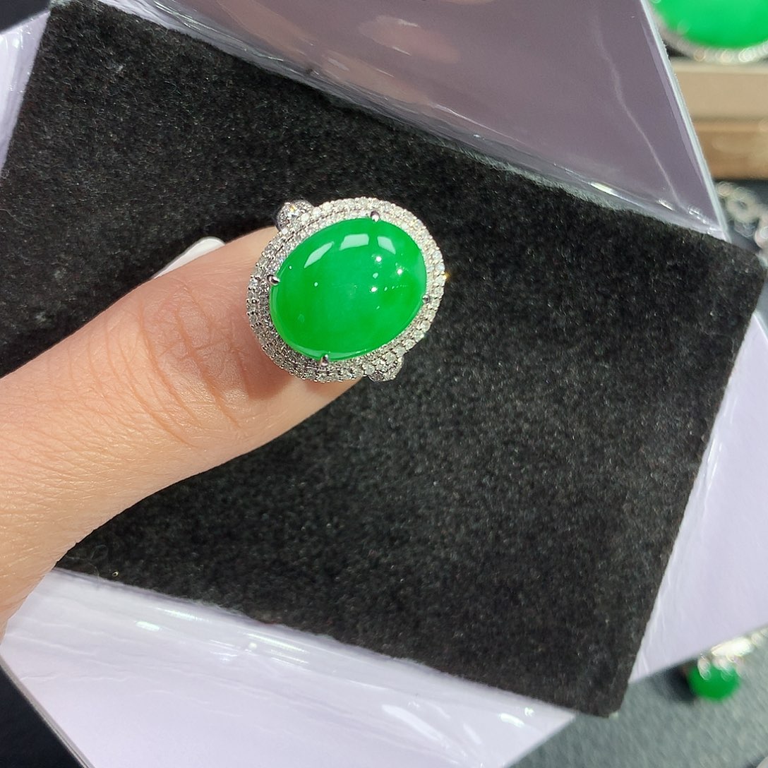 翡翠戒指18K金镶嵌B****雨戒指