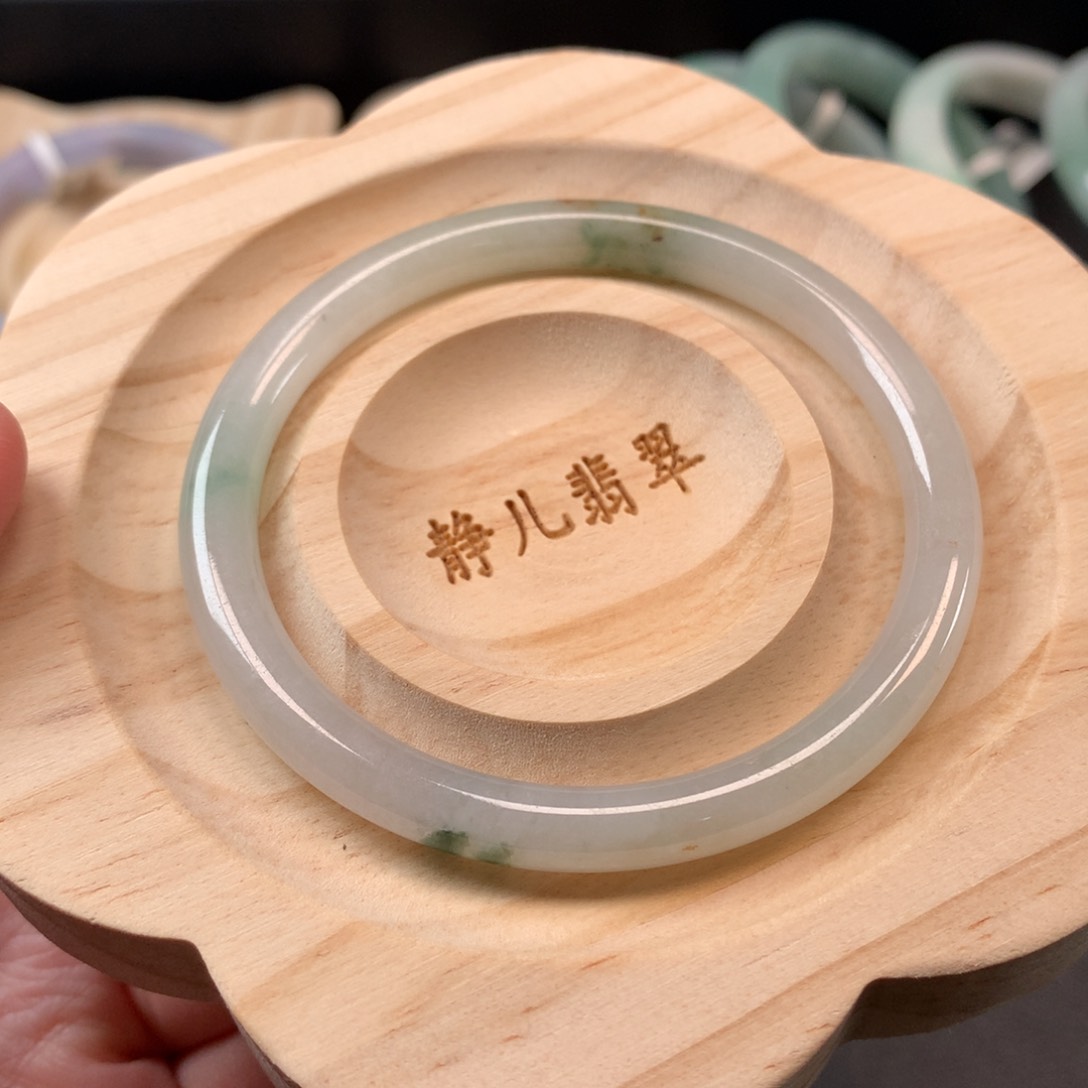 翡翠手镯未镶嵌55圈口